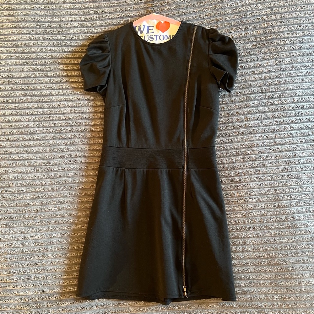 Black short sleeve dress with zipper on side